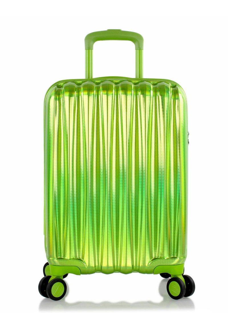 Grüner Hartschalenkoffer mit vertikalen Rillen, strukturiertem Oberflächen, ausziehbarem Griff und vier schwarzen Rollen für Mobilität.