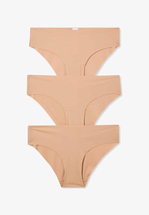 Tre paia di slip bikini seamless colour sabbia realizzati in tessuto morbido. Ogni paio presenta un taglio alto sulla gamba e una finitura liscia senza cuciture visibili.