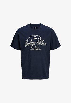 Tricou din bumbac albastru marin cu mâneci scurte, având textul brandului brodat alb și logo-ul într-un design curbat pe față.