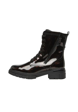 Bottine noire brillante à lacets avec fermeture éclair latérale et semelle épaisse à crampons, conçue pour un usage décontracté ou robuste.