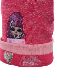 Gorro de punto rosa con hilos brillantes, que cuenta con un parche bordado de un personaje, detalle de lentejuelas en forma de corazón y texto "LOL Surprise".