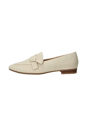 Mocassin plat beige texturé avec un petit talon en bois et un nœud en tissu décoratif sur le dessus, présenté en vue latérale sur fond blanc.