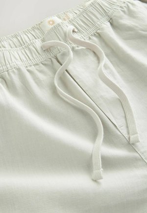 Helle graue Shorts mit Kordelzug aus weichem, texturiertem Stoff. Verfügt über einen elastischen Bund und weiße Kordeln. Einfaches Design ohne Muster.