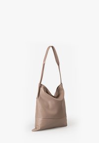 Borsa a spalla in pelle marrone con un design morbido, una sola tracolla e una superficie testurizzata. La parte inferiore presenta una finitura liscia.