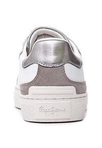 Sneaker bianca con tallone in suede grigio e dettagli metallici argento. Presenta una suola testurizzata e il logo "Pepe Jeans London" sul retro.