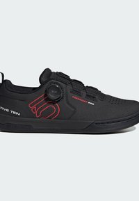 Musta pyöräilykengä, jossa on virtaviivainen muotoilu, teksturoitu päällyste, BOA-nauhoitusjärjestelmä ja punainen korostelogo. Kestävä kumipohja.