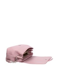 Borsa a tracolla in pelle rosa con finitura texture, dotata di accessori in argento e apertura a patta che rivela un ampio interno.