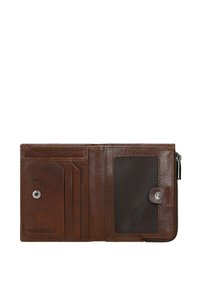 Bruine leren portemonnee met meerdere kaartvakken, een doorzichtige ID-pocket, ritssluiting en een drukknoop. Gestructureerd oppervlak en minimale hardware details.