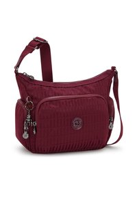 Borsa a tracolla color bordeaux realizzata in tessuto testurizzato, dotata di un ampio scomparto principale con zip, tasca frontale e dettagli metallici decorativi.