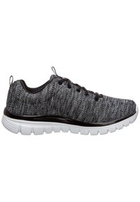 Sneakers sportivi con una tomaia in maglia nera e grigia texturizzata, chiusura con lacci neri e una suola bianca imbottita con un motivo a onda.