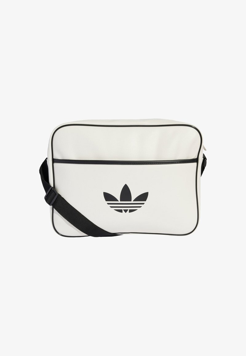 Fehér szintetikus táska fekete részletekkel, figyelemfelkeltő fekete logóval és egy állítható pánttal. Téglalap alakú, sima textúrával.