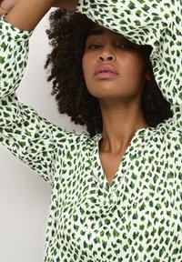 Kaffe JALIE - Blusa - greencolors graphic dot