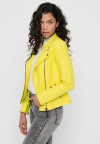 ONLY ONLAVA BIKER OTW NOOS - Jacka i konstläder - lemon drop