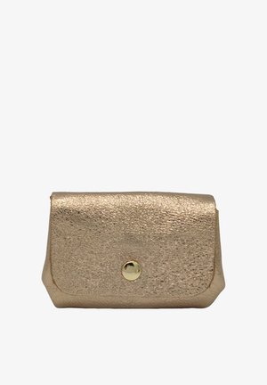 Portefeuille en cuir doré métallique avec une finition texturée, une fermeture magnétique et des bords arrondis. Orné d'un bouton-pression doré.