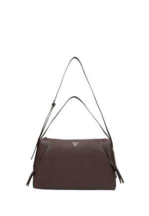 Sac à épaule en cuir marron foncé avec une sangle réglable et une plaque métallique triangulaire avec logo au centre devant.