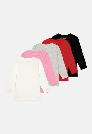 Cinq chemises à manches longues à col rond en blanc, rose, gris clair, rouge et noir, soigneusement empilées en arrangement chevauchant.