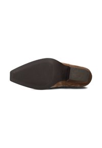 Suela de zapato de gamuza marrón con forma puntiaguda, que presenta una parte inferior de goma negra texturizada y un pequeño tacón para mayor agarre.