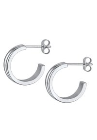 Silberne Creolen mit glanzvollem Finish, bestehend aus zwei kreisförmigen Ringen und einer sicheren Steckverschluss-Befestigung.