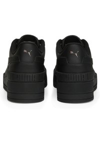 Paire de baskets noires Puma vues de dos avec des semelles épaisses et le logo Puma au-dessus du talon de chaque chaussure.