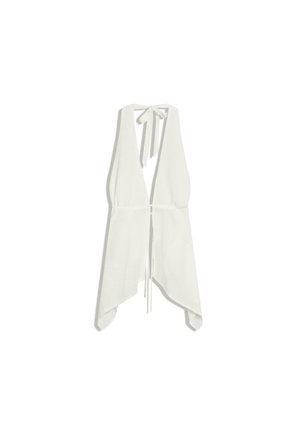 Valkoinen hihaton halterneck-toppi, jossa on syvä V-pääntie, solmittava kaulanauha, vyötärönyörit ja epäsymmetrinen lautasliinaherkkä helma.