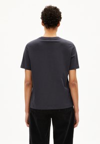 Donkergrijze T-shirt met korte mouwen en een ronde halslijn, met een comfortabele pasvorm, gemaakt van zachte katoenstof, met een effen ontwerp zonder patronen.