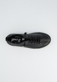 Sneaker in pelle nera con punta rotonda, dettagli testurizzati e lacci neri. Presenta una soletta con logo e sottili dettagli di cucitura.