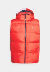 Rote gesteppte Weste mit durchgehendem Reißverschluss, hohem Kragen und verstellbarer Kapuze. Verfügt über ein Logo-Patch und ein glattes, leichtes Material.