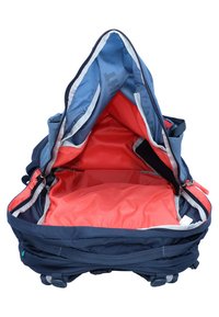 Mochila azul marino con interior rojo, que cuenta con una amplia abertura, sección acolchada y correas ajustables. Exterior texturizado con cierre de cremallera.