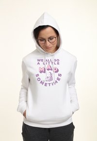 Biała bluza z kapturem z fioletowym napisem "WSZYSCY TROCHĘ SIĘ SZALENIEJEMY", z grafiką przedstawiającą twarz tygrysa. Miękka tkanina z przednią kieszenią.