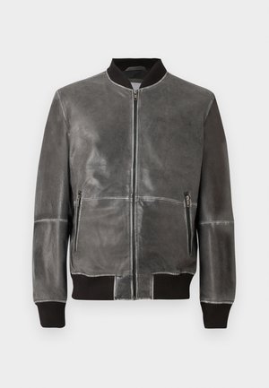 Graue Lederbomberjacke mit Reißverschluss, gerippten Bündchen und Kragen sowie zwei Fronttaschen mit Reißverschluss. Glatte Textur mit Nahtdetails.