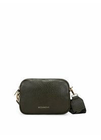 Bolso crossbody de piel verde oliva con forma rectangular, herrajes dorados y una correa texturada desmontable. Presenta un logotipo de la marca en la parte frontal.