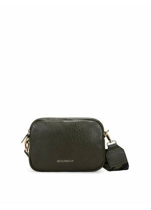 Bolso crossbody de piel verde oliva con forma rectangular, herrajes dorados y una correa texturada desmontable. Presenta un logotipo de la marca en la parte frontal.