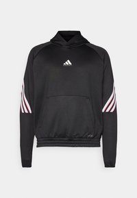Sort hoodie lavet af letvægtsstof, med en kængurulomme, gummiliseret logo og kontrasterende røde og hvide striber langs ærmerne.