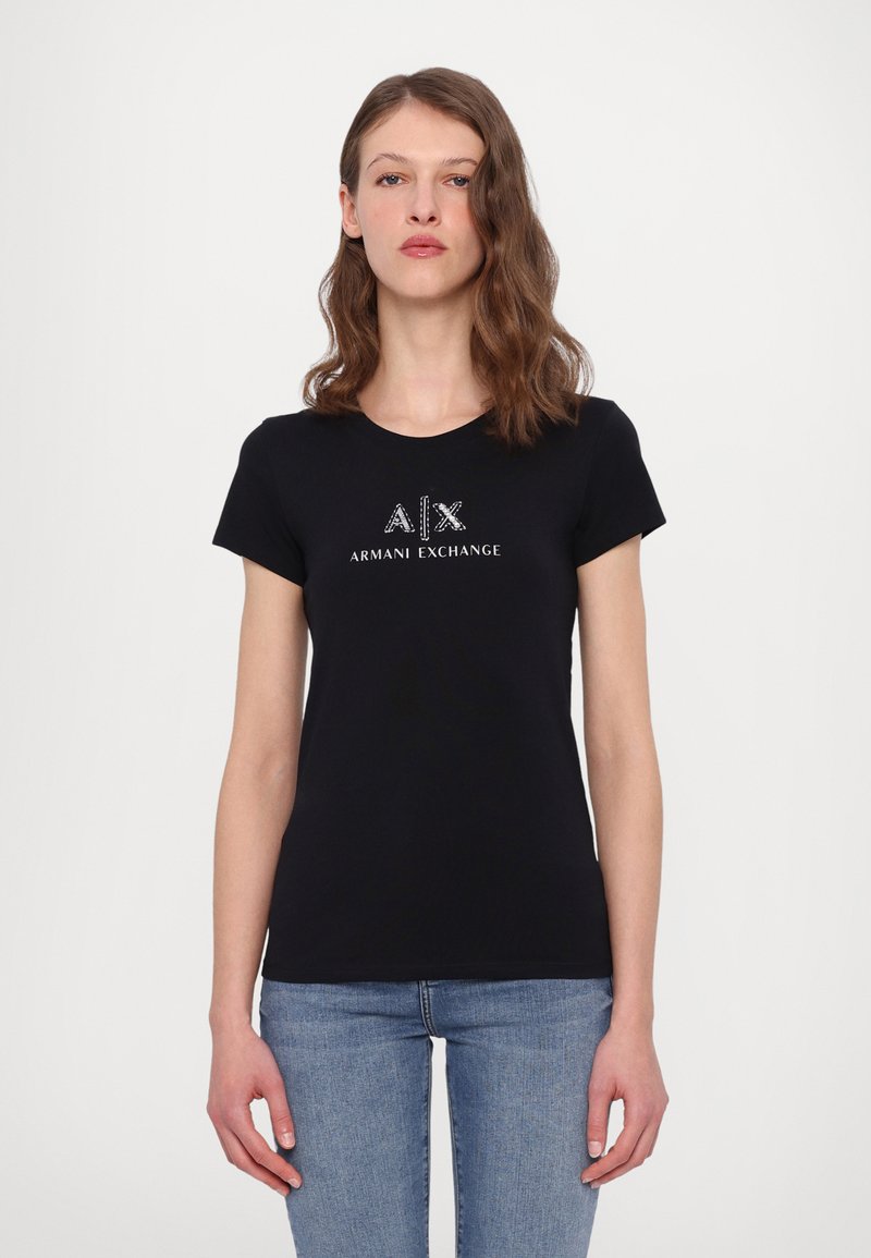 Tricou negru, ajustat, din bumbac moale, cu un logo "A|X ARMANI EXCHANGE" decorat cu cristale strălucitoare pe partea din față. Mâneci scurte, gât rotund.