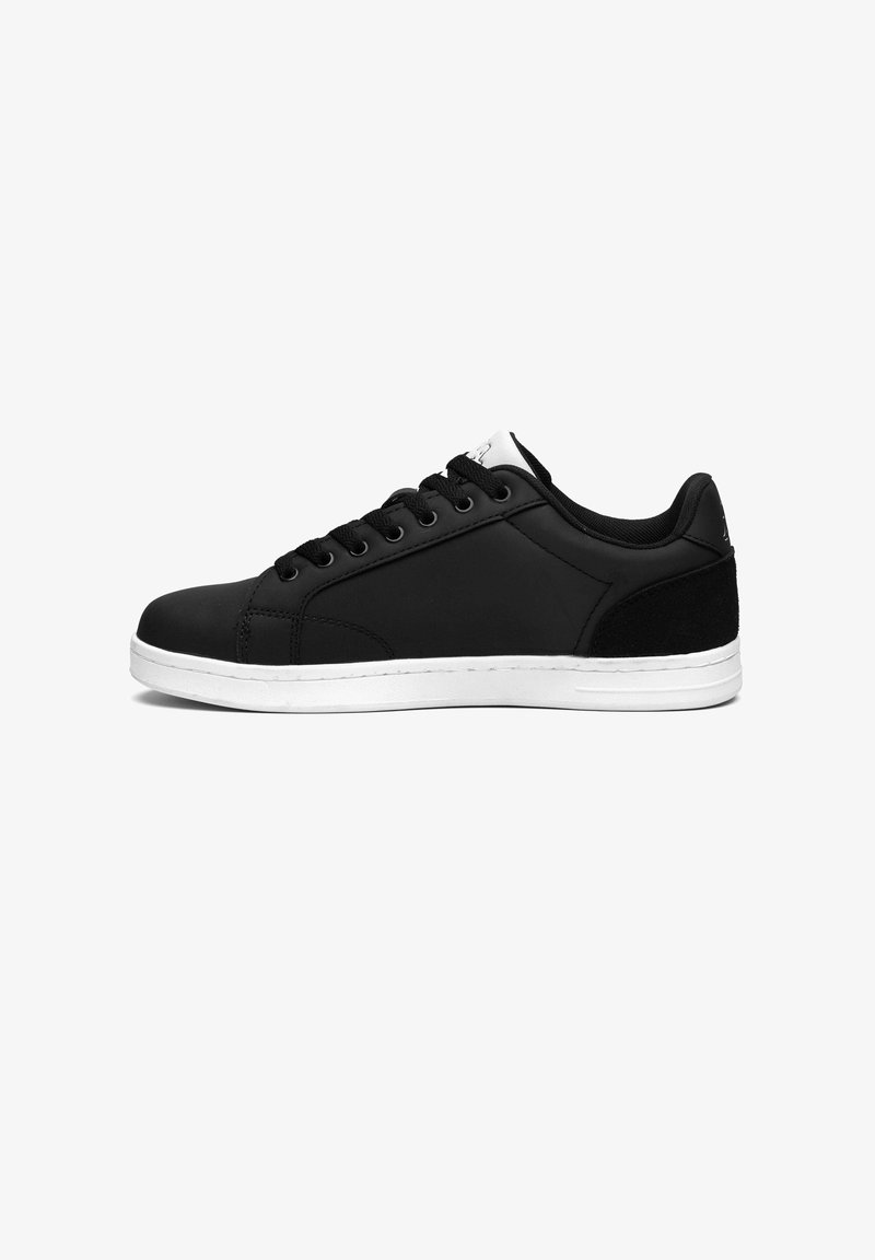 Sneaker neri con tomaia sintetica liscia, suola in gomma, dettagli bianchi, sei asole per i lacci e collo imbottito per il comfort.