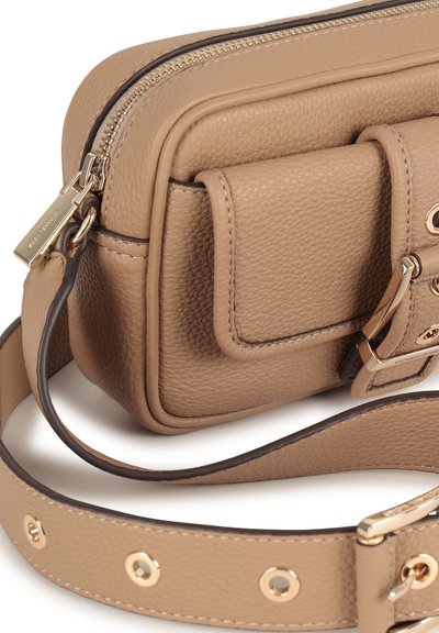 Borsa a tracolla in pelle marrone chiaro con una forma strutturata, chiusura con zip, tasca frontale e tracolla regolabile con accenti in hardware oro.