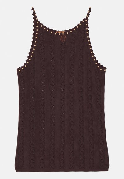 Stickad vinröd linne med ett diamantmönster, vågiga kanter och ljusa träpärlor som dekoration längs axelbanden.