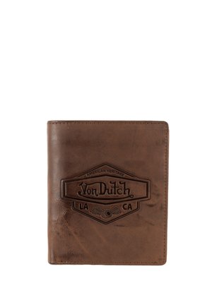 Portefeuille en cuir marron avec le logo "Von Dutch" en relief, de forme rectangulaire, avec des coutures visibles et une finition texturée.