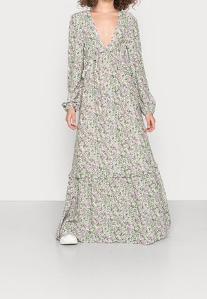 Langes, bedrucktes Kleid mit Blumenmuster, tiefem V-Ausschnitt, langen Ärmeln und gestuftem Rock; die Farben umfassen Lavendel und Grün mit weißen Blumenmustern.