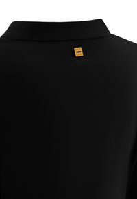 Schwarzes Kleidungsstück mit glatter Oberfläche; verfügt über einen Kragen und ein kleines goldenes Logo-Patch auf der Rückseite. Minimalistisches und elegantes Design.