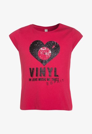 Rød t-shirt med kort ærme med et sort vinylplade-grafik i form af et hjerte og teksten "VINYL IN LOVE MUSIC WE TRUST ESPRIT" på forsiden.