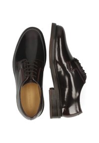 Scarpe eleganti in pelle marrone con finitura lucida, design con lacci, punta arrotondata, cuciture a contrasto e suola nera robusta.