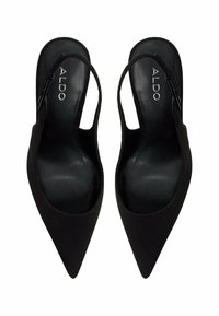 Zapatos de tacón alto negros con tiras al tobillo, con punta afilada y textura suave. Presentan una correa para el tobillo con un cierre y un logo embosado en la plantilla.