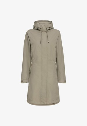 Manteau imperméable beige clair avec un col haut, une capuche réglable, des poches latérales et une coupe droite. Texture lisse avec des accents minimaux.