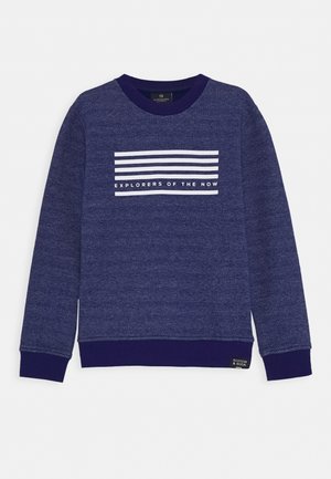 Marineblaue Sweatshirt mit strukturierter Musterung, geripptem Rundhalsausschnitt und Bündchen, mit weißem Grafiktext und mehreren horizontalen Streifen über die Brust verlaufend.