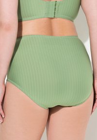 Groene hoge taille ribbenondergoed met een gladde textuur, voorzien van een haak-en-oogsluiting aan de achterkant en subtiele stikdetails.