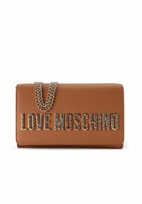 Bruine faux leren handtas met een zilveren kettingband, voorzien van het gegraveerde "LOVE MOSCHINO" logo in metallic detail aan de voorkant.