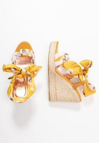 Ted Baker Sandali con tacco - yellow