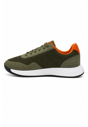 Baskets basses vert olive et orange avec tige en mesh et synthétique, semelle blanche texturée, et fermeture à lacets, vues de côté.