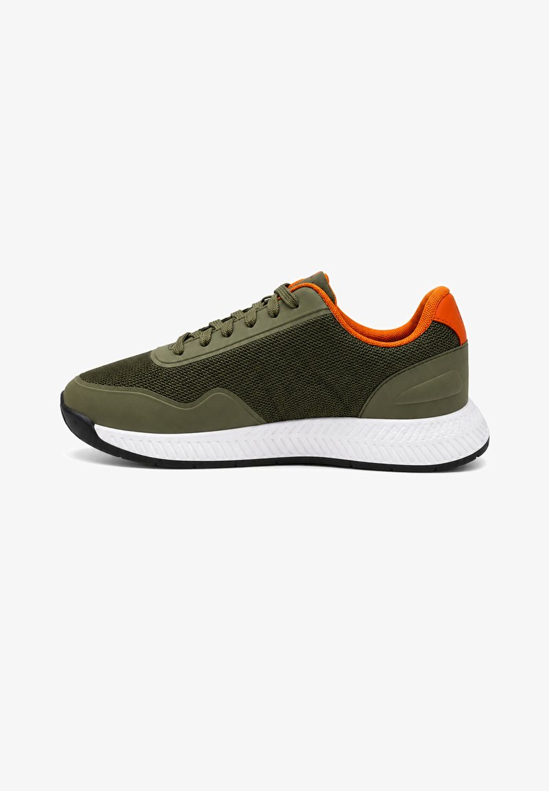 Baskets basses vert olive et orange avec tige en mesh et synthétique, semelle blanche texturée, et fermeture à lacets, vues de côté.